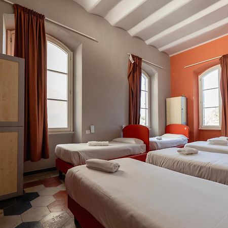 Хостел Borgo Ripa Urban Travel Рим Екстер'єр фото